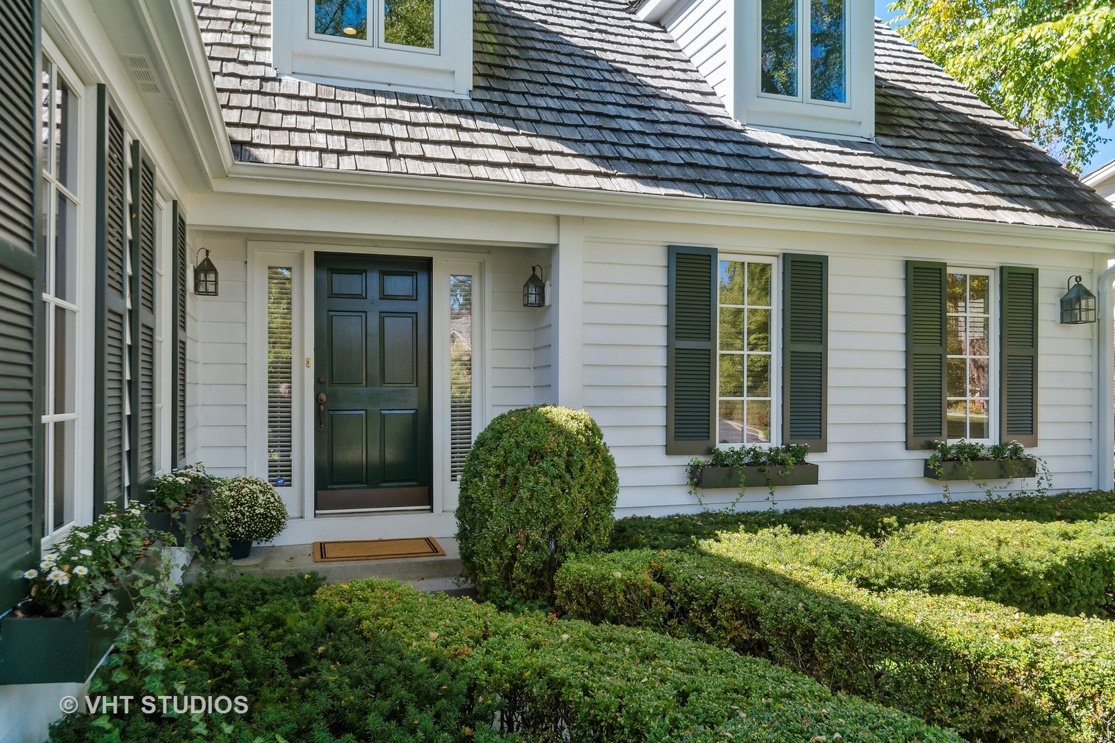 540 Buena Road Lake Forest, IL 60045 - Photo 4 of 37 front view of a house with a yard
