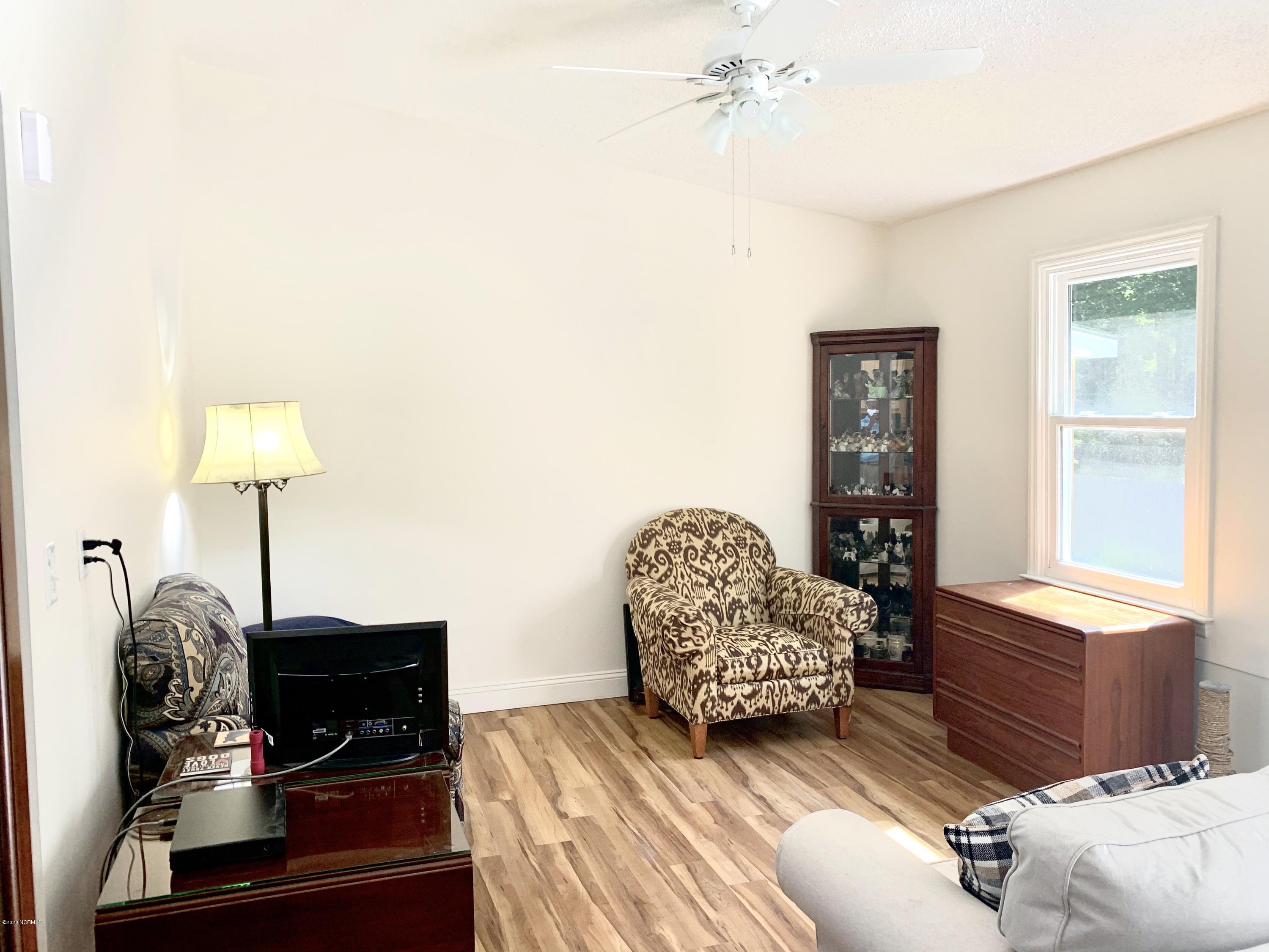 1340 Dan Taylor Road Washington, NC 27889 - Photo 5 of 31 Living Room