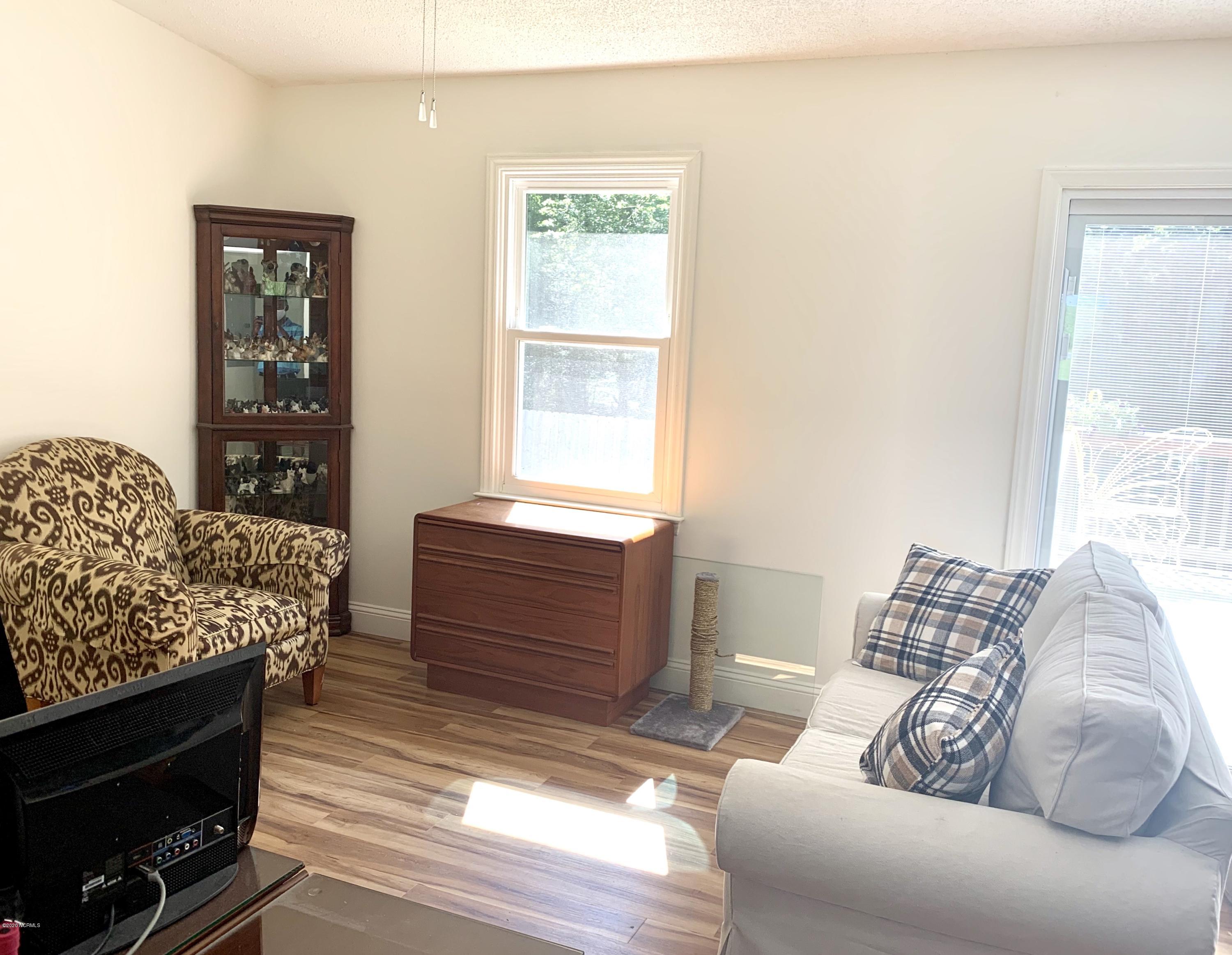 1340 Dan Taylor Road Washington, NC 27889 - Photo 6 of 31 Living Room View 2