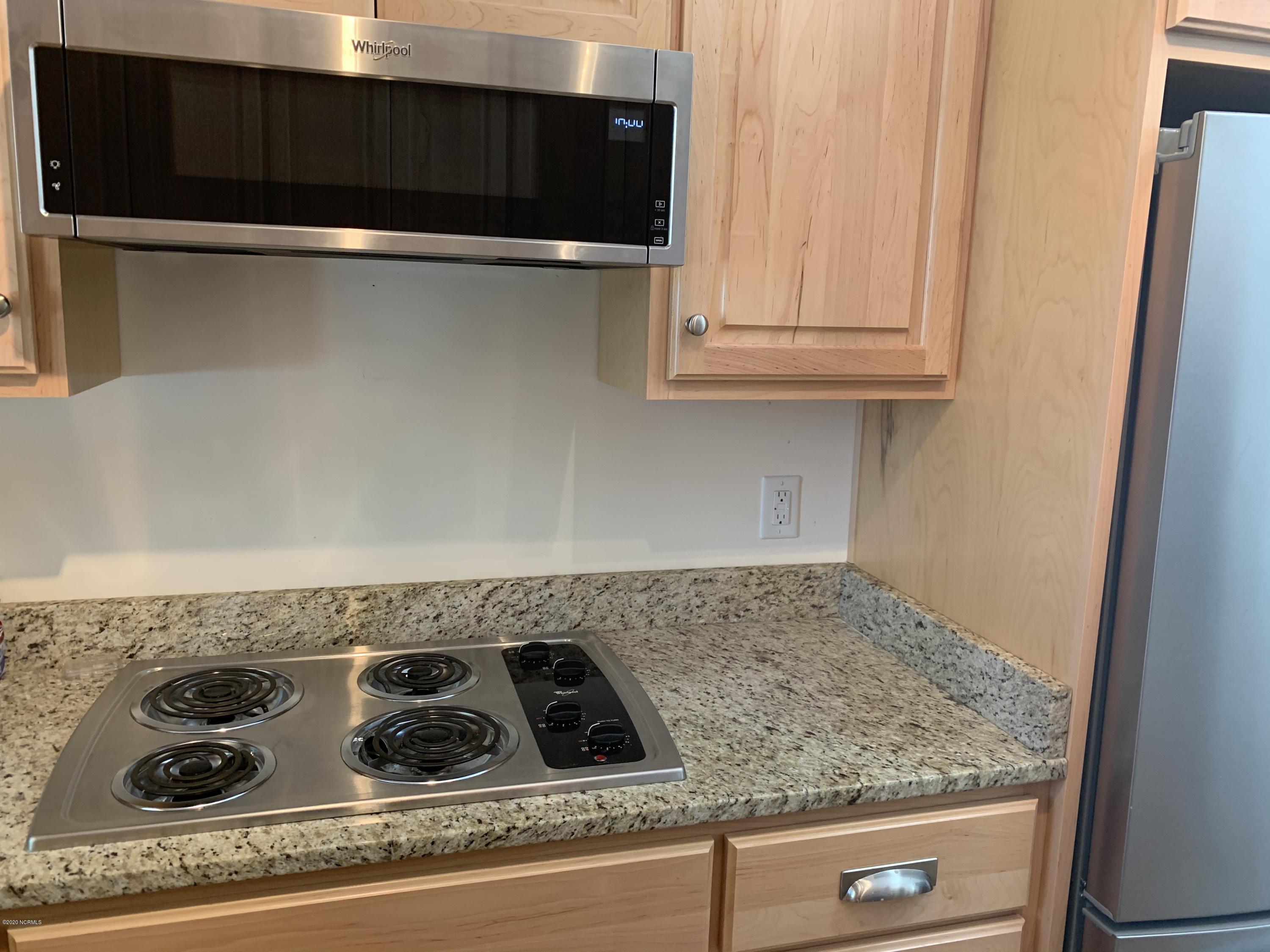 1340 Dan Taylor Road Washington, NC 27889 - Photo 9 of 31 Stove