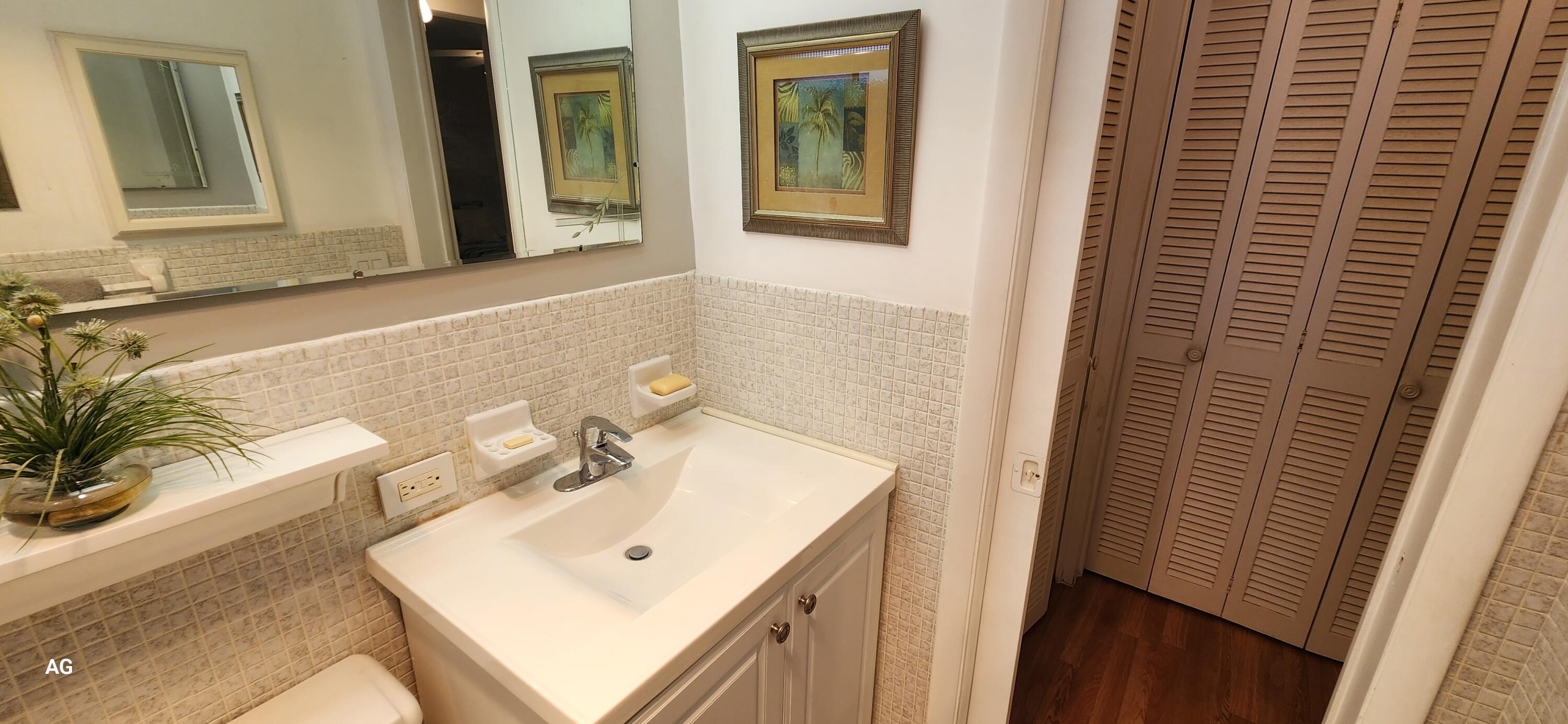 15 Southeast 13th Street, Unit D3 Boca Raton, FL 33432 - Photo 26 of 36 Full Bathroom