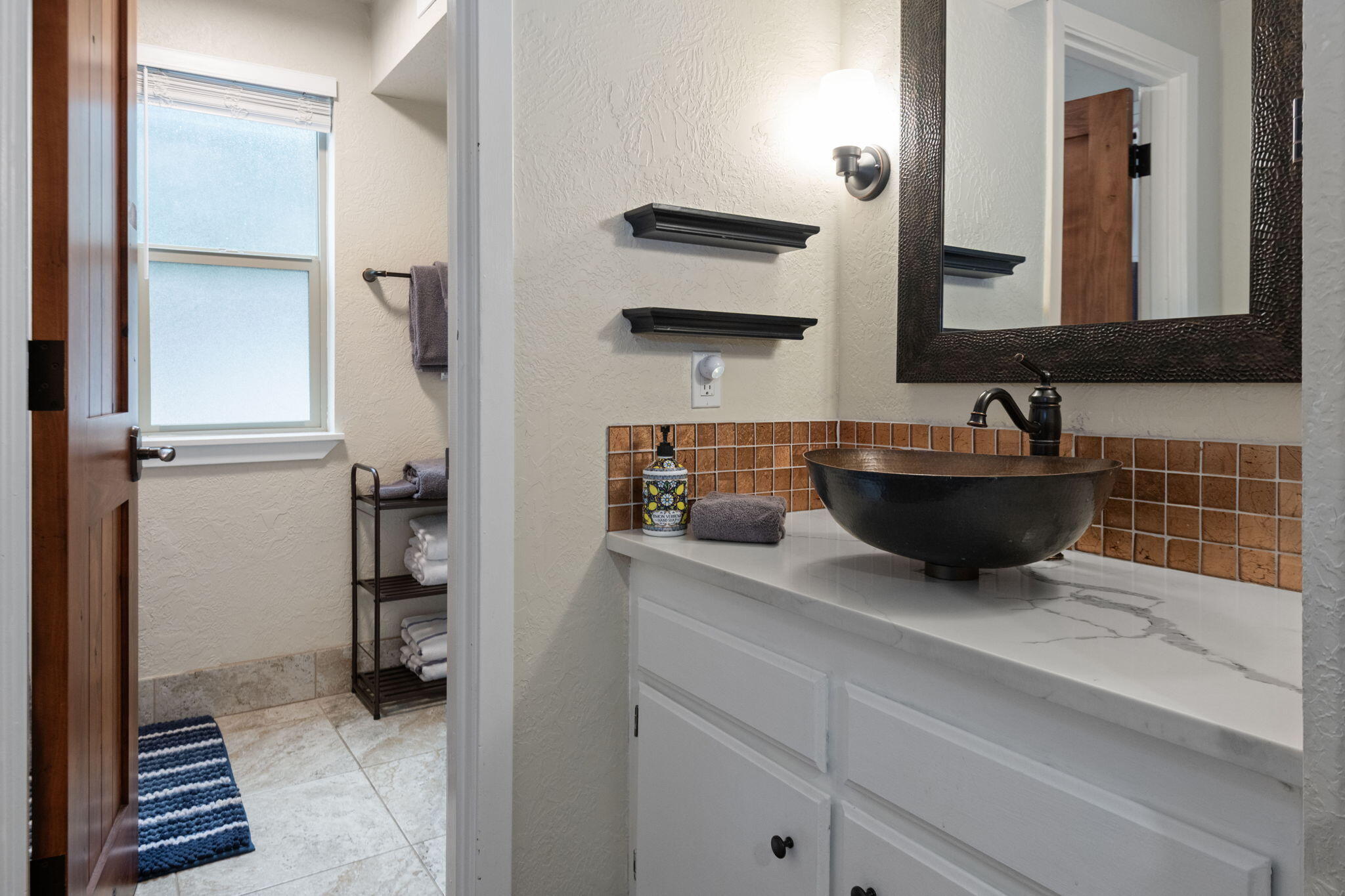 17654 Pinnacle Lane, Unit 16 Sunriver, OR 97707 - Photo 17 of 28 a bathroom with a sink and a mirror