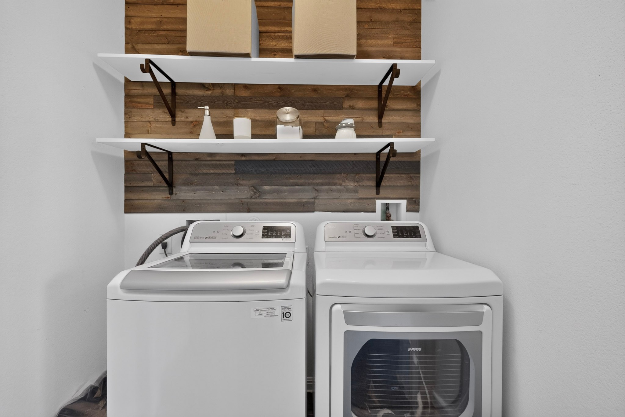 132 Wapiti Road Buda, TX 78610 - Photo 20 of 31 A well-appointed laundry area offers convenient household utility.