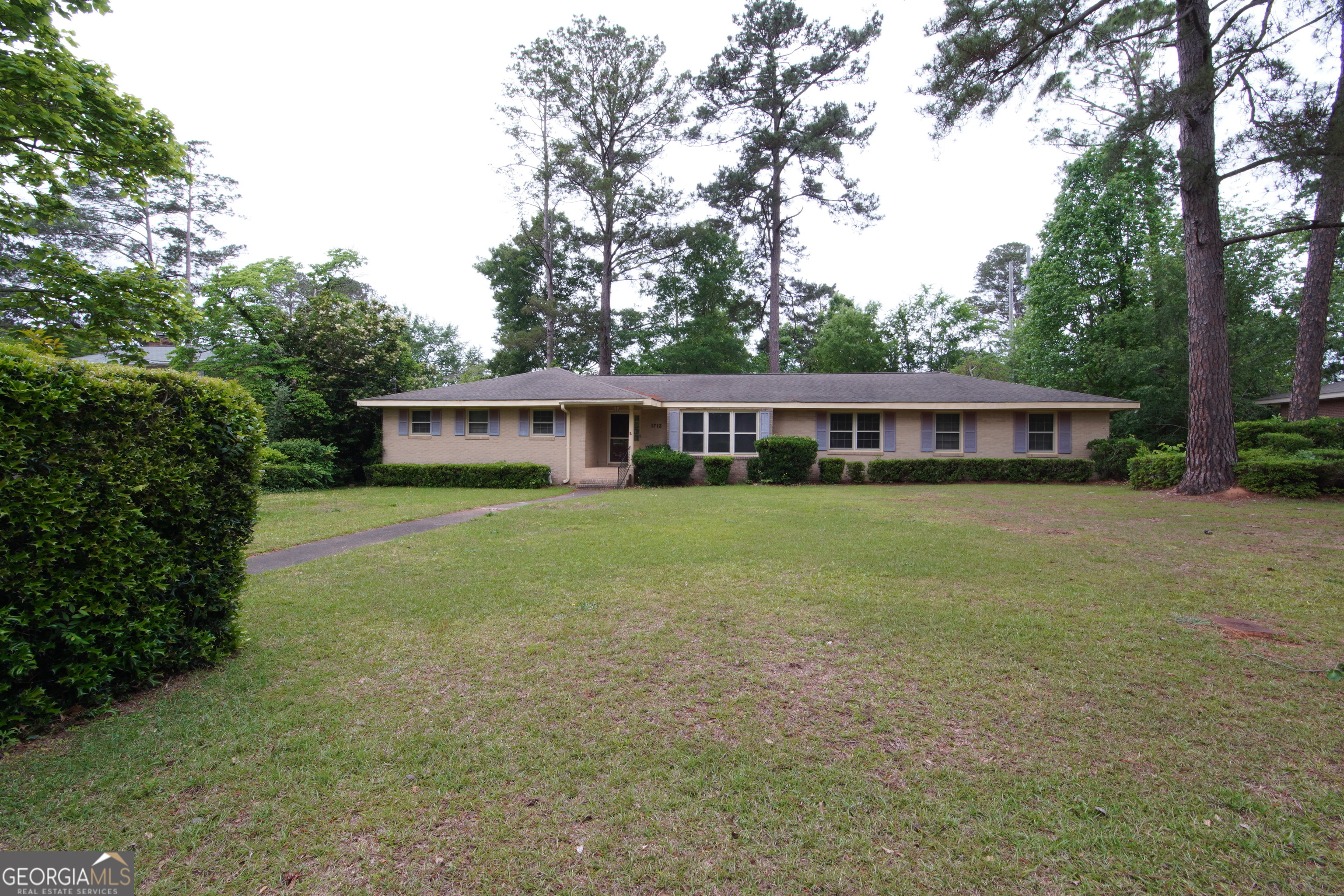 1712 Briarcliff Road Milledgeville, GA 31061 - Photo 1 of 38 a front view of house with yard and green space