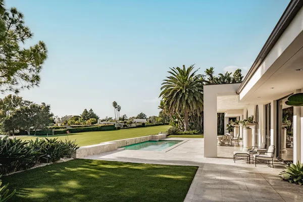 a view of yard with tree