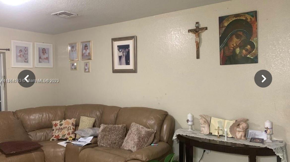 Gladeview Miami, FL 33147 - Photo 4 of 10 a living room with furniture