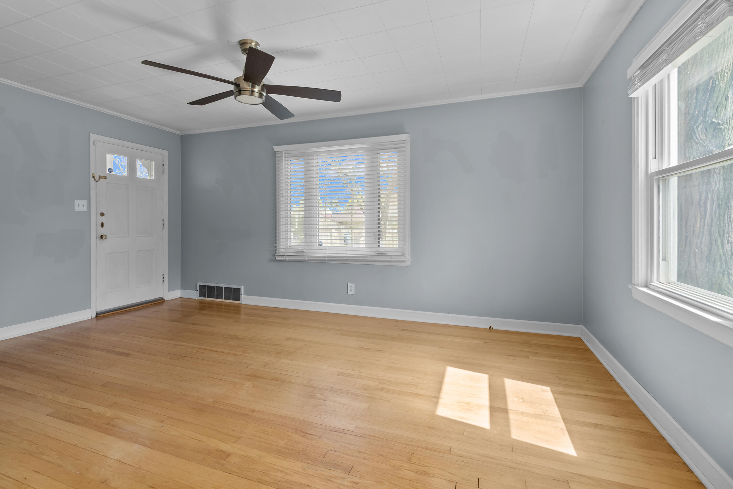2795 South 53rd Street Milwaukee, WI 53219 - Photo 4 of 30 Living room