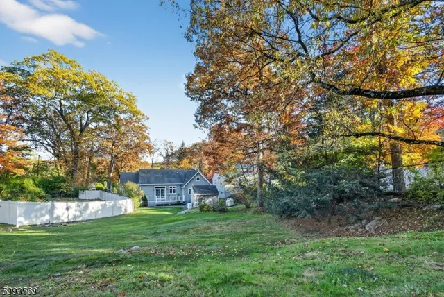 a view of a back yard
