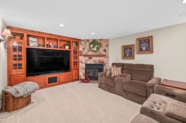 $989,000 | W292N3296 Summerhill Road, Delafield, WI 53072