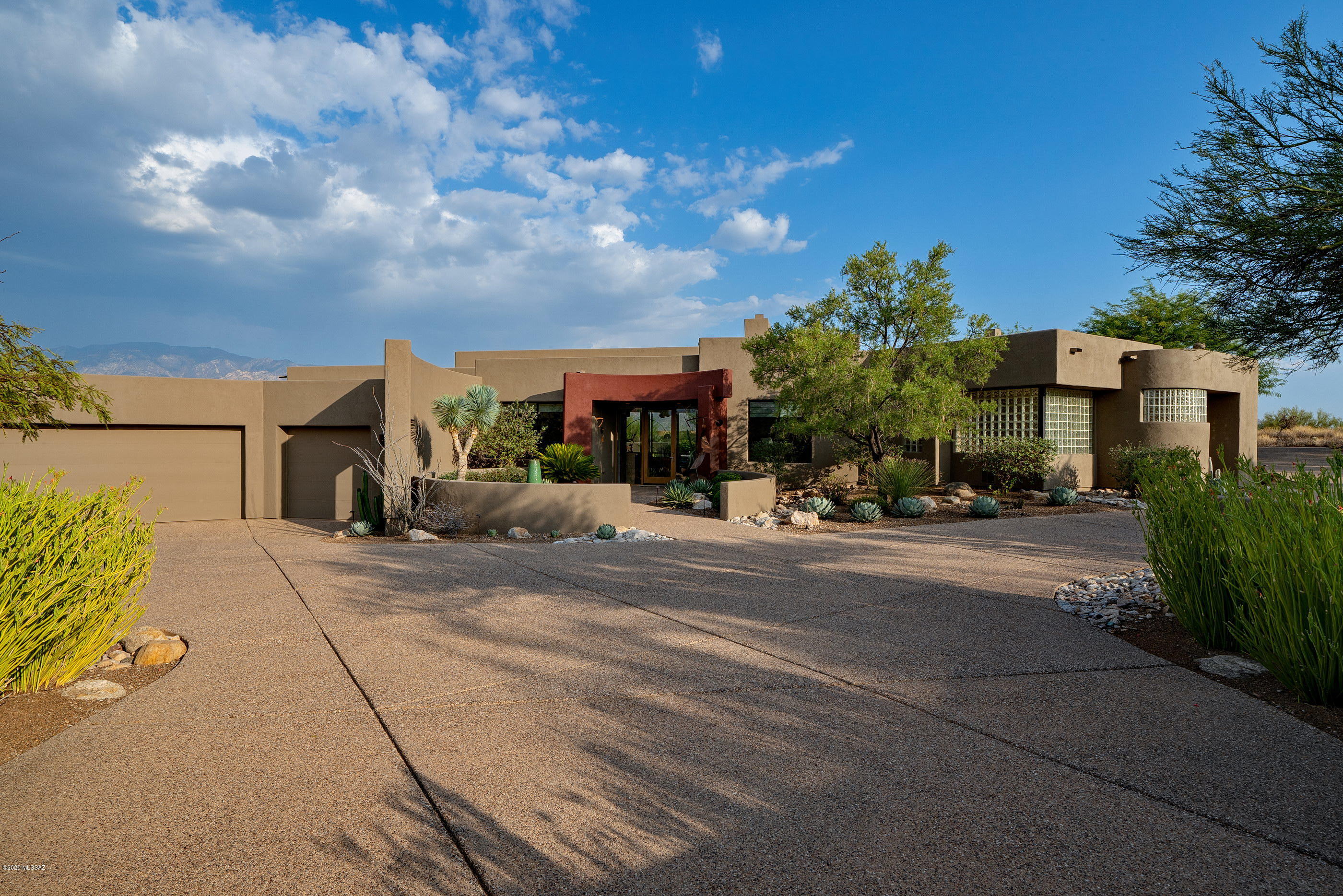592 West Silhouette Ridge Place Oro Valley, AZ 85755 - Photo 2 of 50
