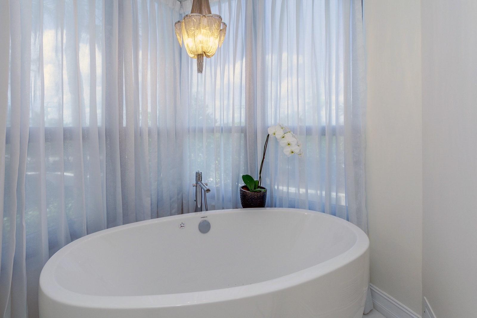 3120 South Ocean Boulevard, Unit 3202 Palm Beach, FL 33480 - Photo 21 of 46 SOAKING JACUZI TUB