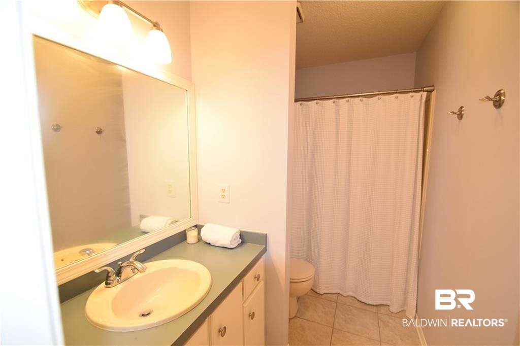 852 West Briar Court Mobile, AL 36609 - Photo 10 of 40 The freshly painted hall bath.