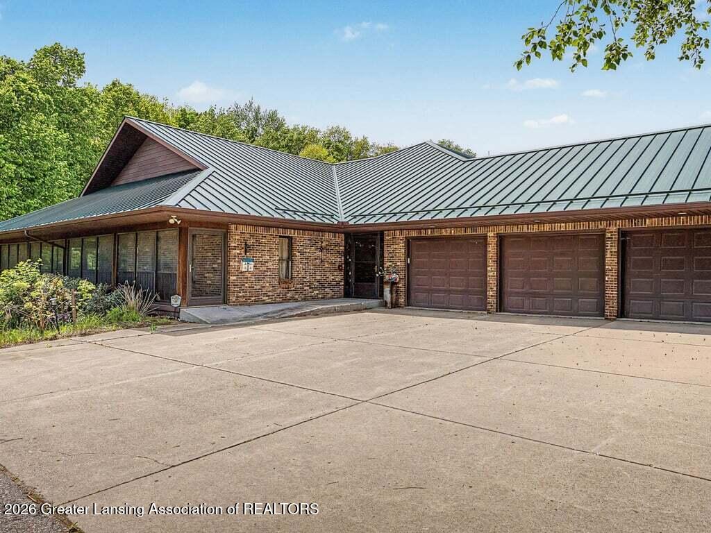 3555 North Cochran Road Charlotte, MI 48813 - Photo 1 of 121 Front View
