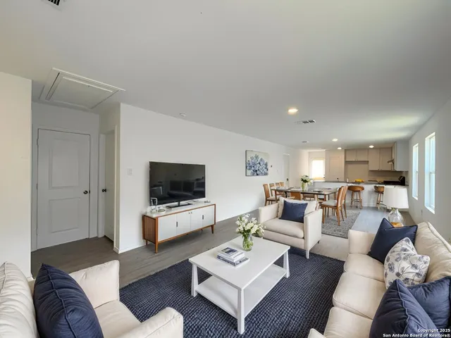 $1,250 | 6954 Biotite Ridge, Elmendorf, TX 78112