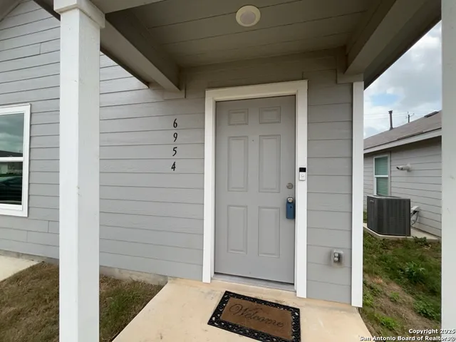 $1,250 | 6954 Biotite Ridge, Elmendorf, TX 78112