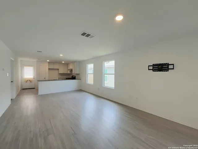 $1,250 | 6954 Biotite Ridge, Elmendorf, TX 78112