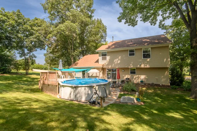 $525,000 | S75W32101 Paul Lane, Mukwonago, WI 53149