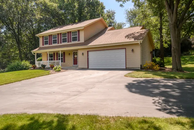$525,000 | S75W32101 Paul Lane, Mukwonago, WI 53149