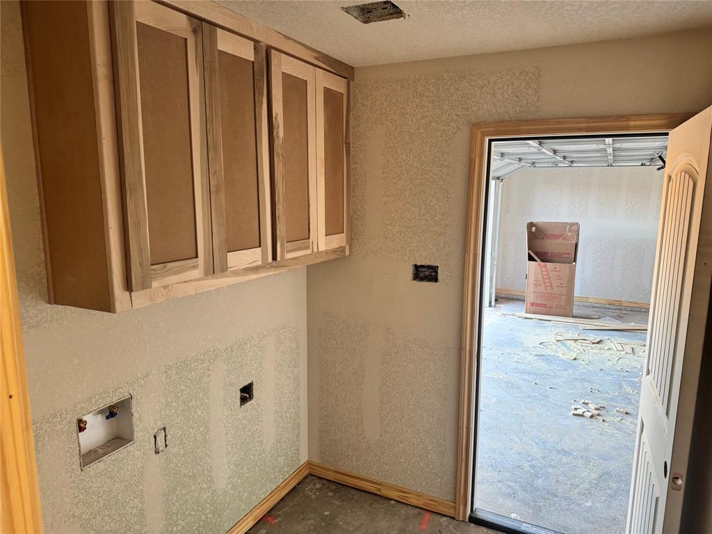 1009 Morgan Court Springtown, TX 76082 - Photo 3 of 6 a view of a bathroom