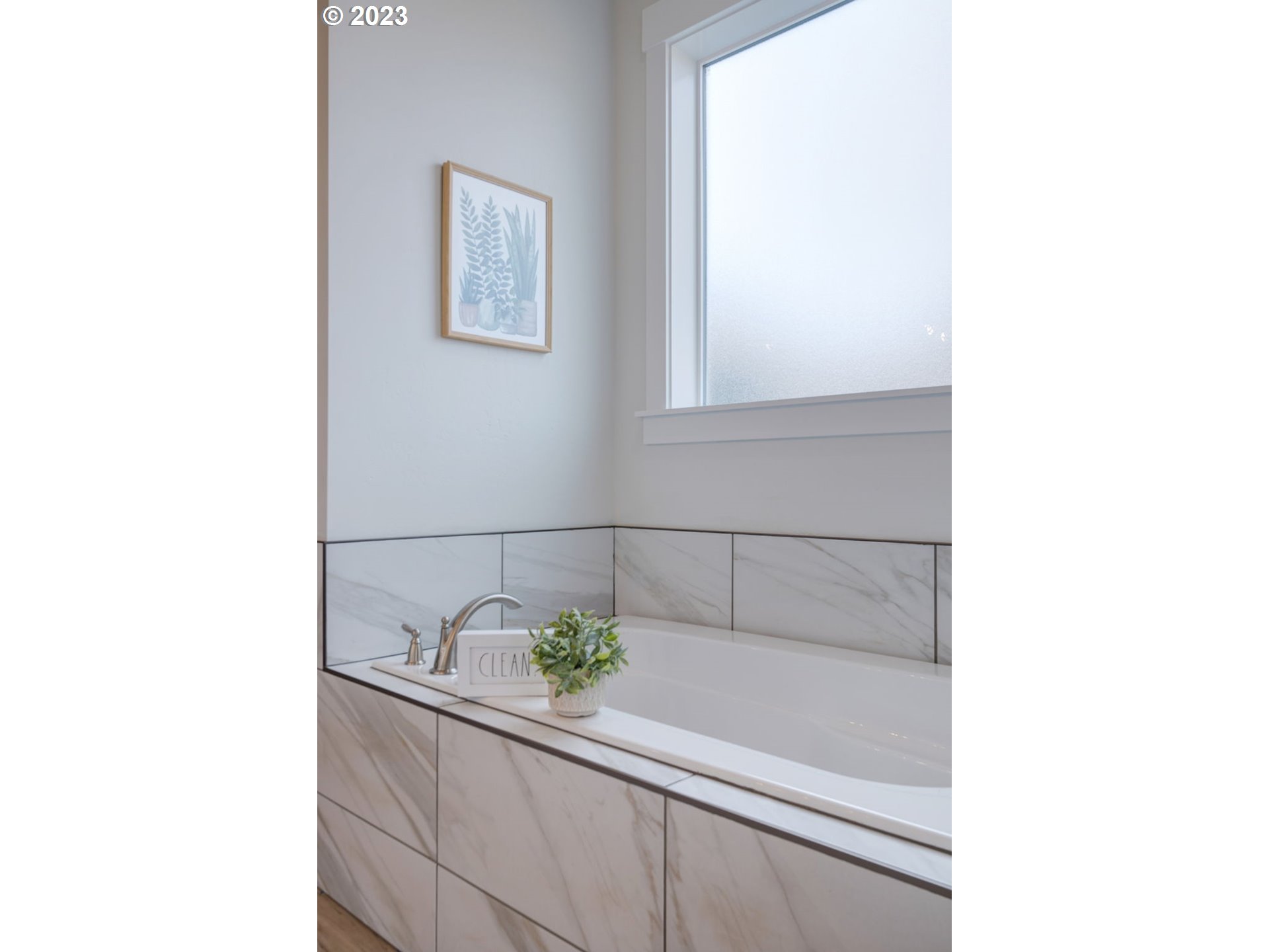 318 Sage Street Boardman, OR 97818 - Photo 15 of 20 a bathroom with a bathtub