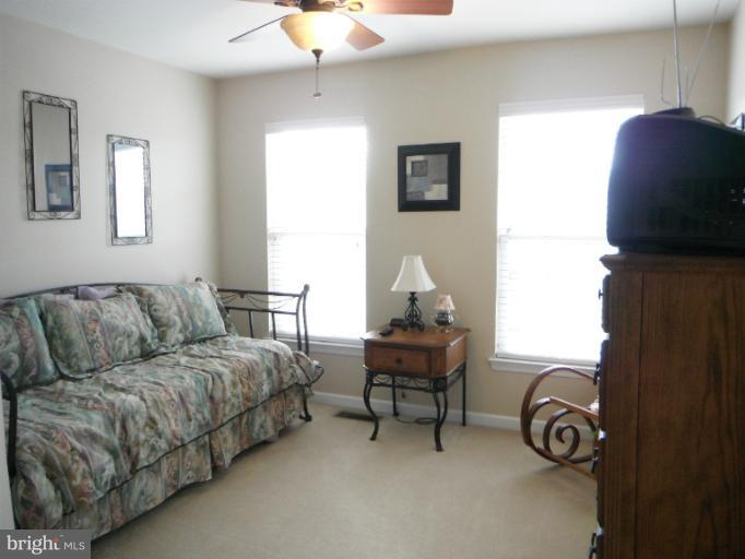 5622 New Forge Road White Marsh, MD 21162 - Photo 8 of 29 a living room with furniture and a lamp