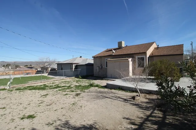 a view of entryway with a front door