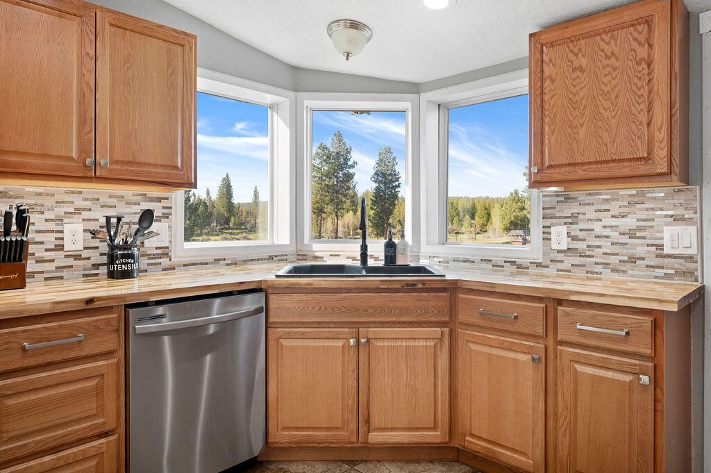 4323 Round Lake Road Klamath Falls, OR 97601 - Photo 5 of 45 DSC_0050