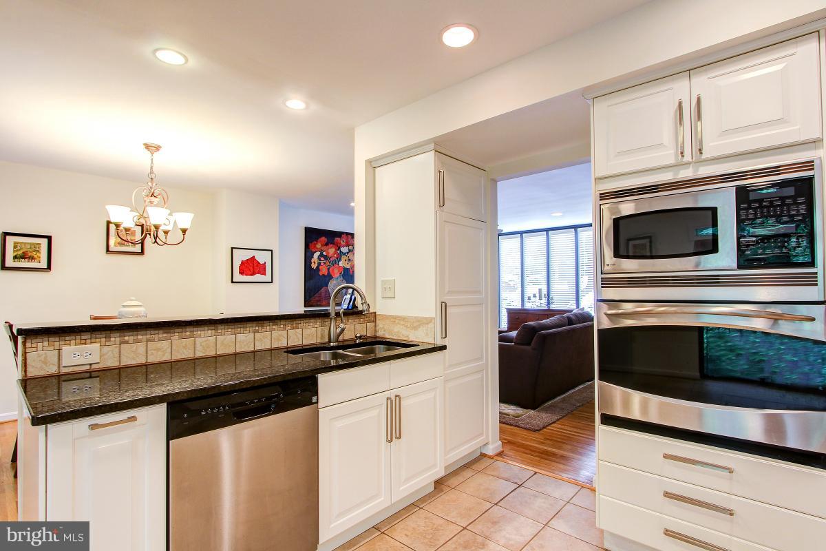 10827 Deborah Drive Potomac, MD 20854 - Photo 5 of 30 Kitchen