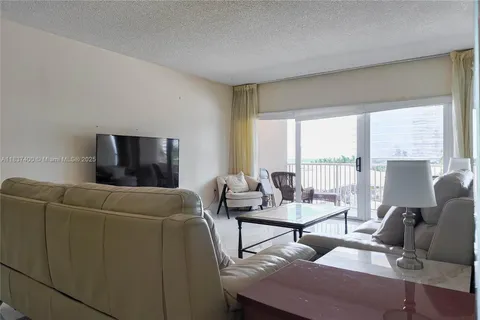 $550,000 | 1950 South Ocean Drive, Unit 3G, Hallandale Beach, FL 33009