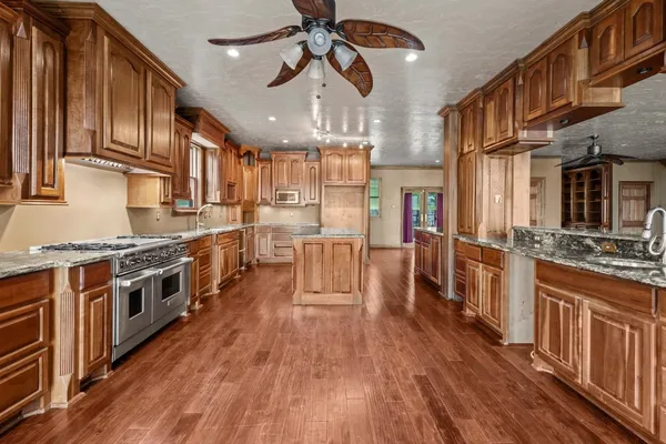 $775,000 | 255 Laguna Point Drive, Hemphill, TX 75948