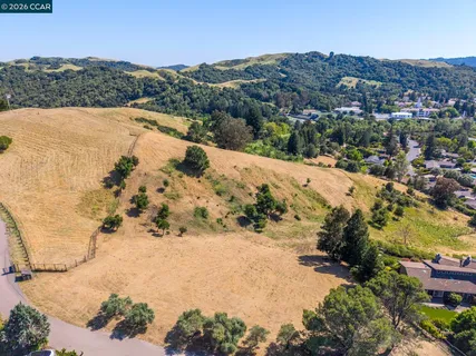 $1,100,000 | 1966 Joseph Drive, Moraga, CA 94556