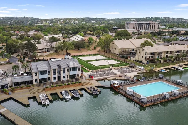 a view of a tennis court