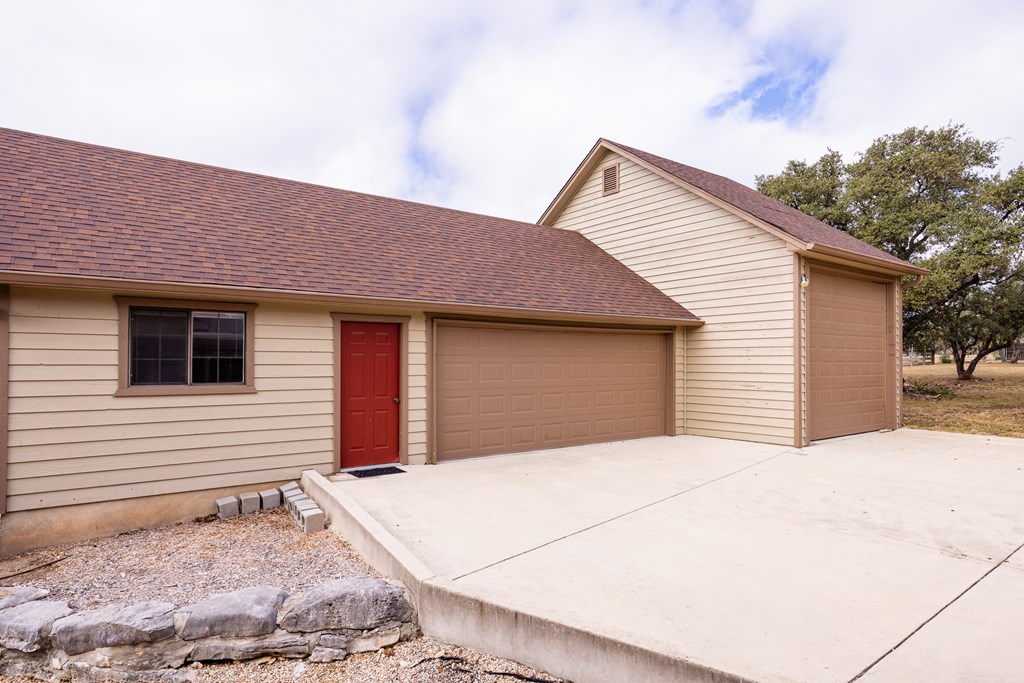 160 Rhum Road Kerrville, TX 78028 - Photo 32 of 42 a backyard of a house