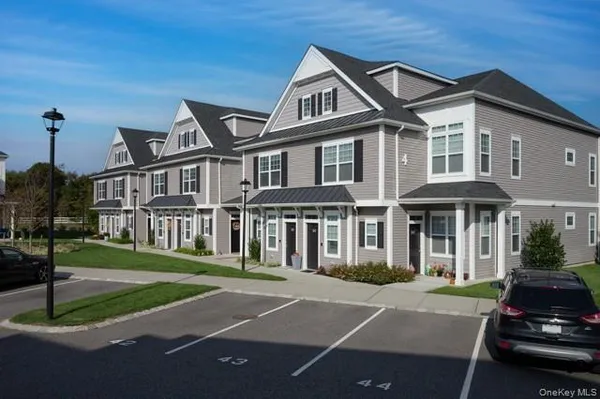 $3,585 | 166 Sutton Court, Unit 166, Mount Sinai, NY 11766