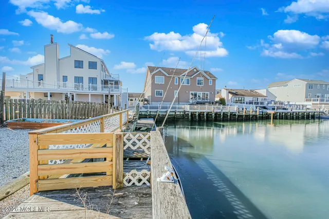 a view of a roof with sitting space