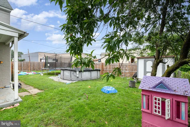 a view of a house with a backyard