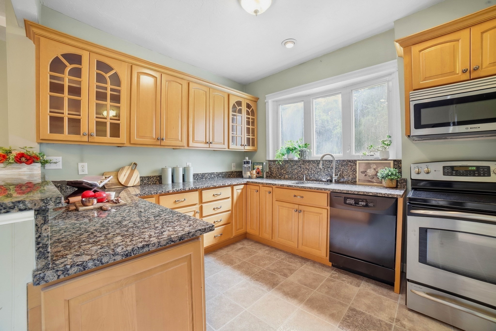 550 Sunderland Road Worcester, MA 01604 - Photo 8 of 30 Gallery Image 8