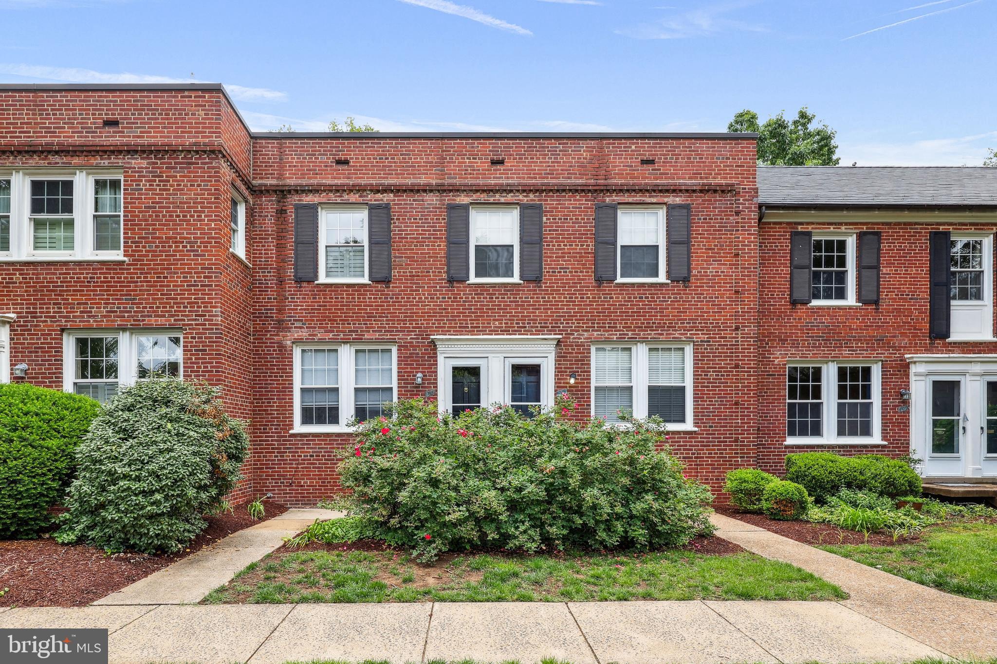 2600 16th Street South, Unit 711 Arlington, VA 22204 - Photo 2 of 27 a front view of a building with garden