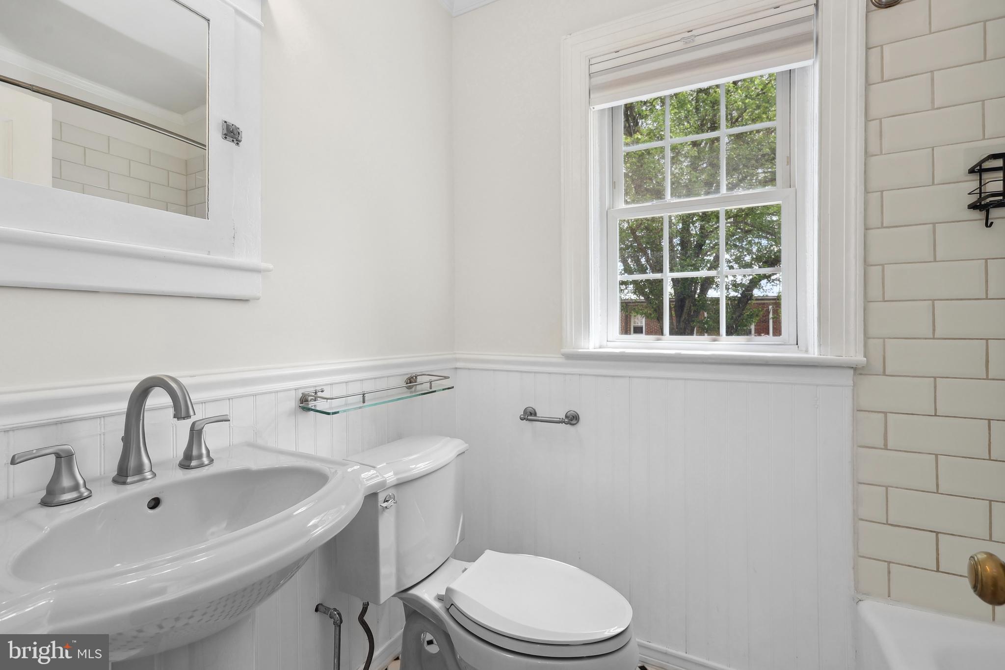 2600 16th Street South, Unit 711 Arlington, VA 22204 - Photo 10 of 27 a bathroom with a sink toilet and mirror
