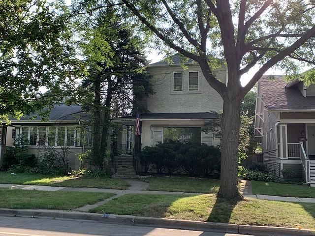 828 North Ridgeland Avenue Oak Park, IL 60302 - Photo 3 of 5 a view of a yard in front of a house with plants