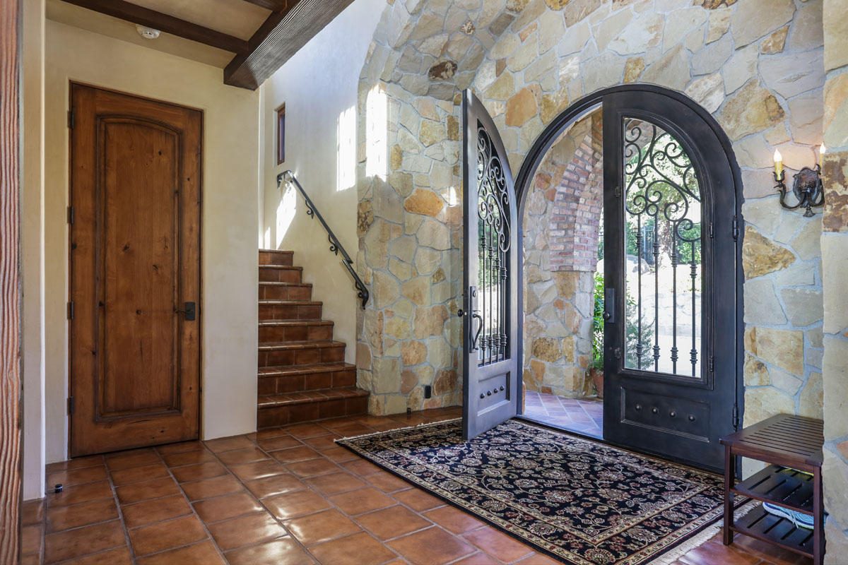 927 Coyote Road Santa Barbara, CA 93108 - Photo 6 of 55 Entry Hall