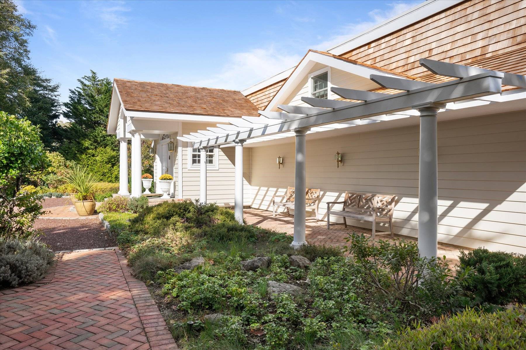 25 Quantuck Bay Lane Westhampton Beach, NY 11978 - Photo 33 of 38 a backyard of a house with lots of green space