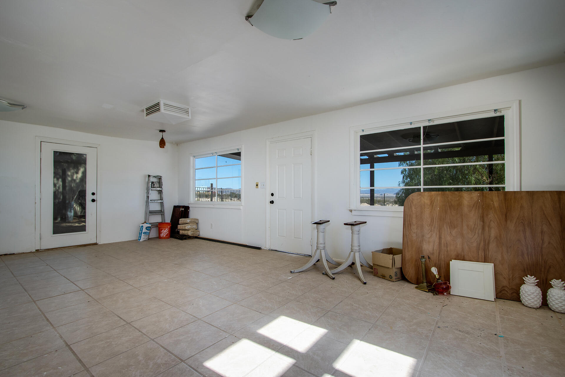 66621 Daisy Lane Joshua Tree, CA 92252 - Photo 53 of 53 a view of a livingroom with furniture and windows
