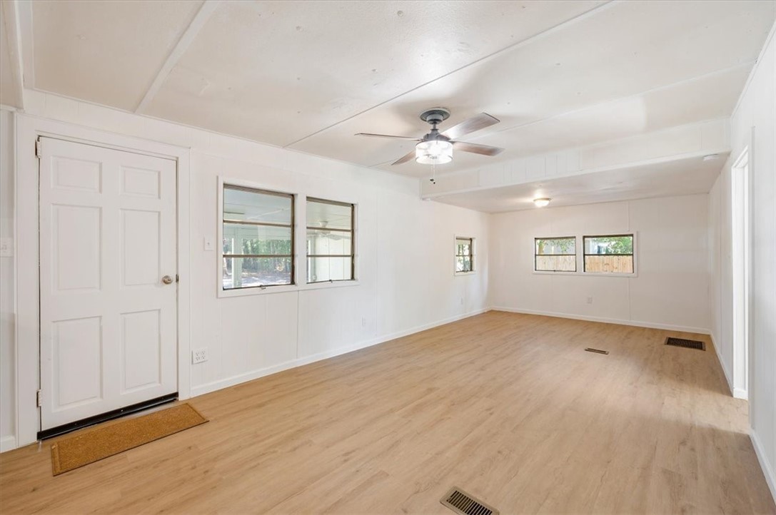 24 Sangster Road Jesup, GA 31545 - Photo 6 of 28 Livingroom