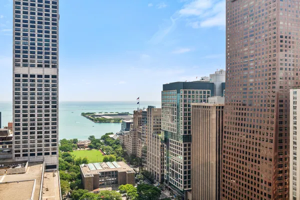 $785,000 | 111 East Chestnut Street, Unit 37K, Chicago, IL 60611