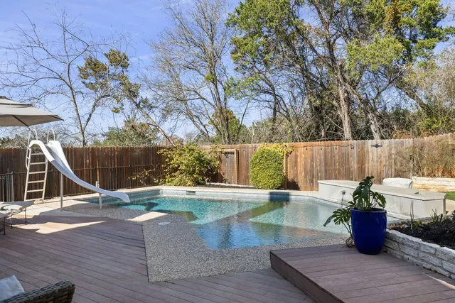 a view of a backyard with sitting area and furniture