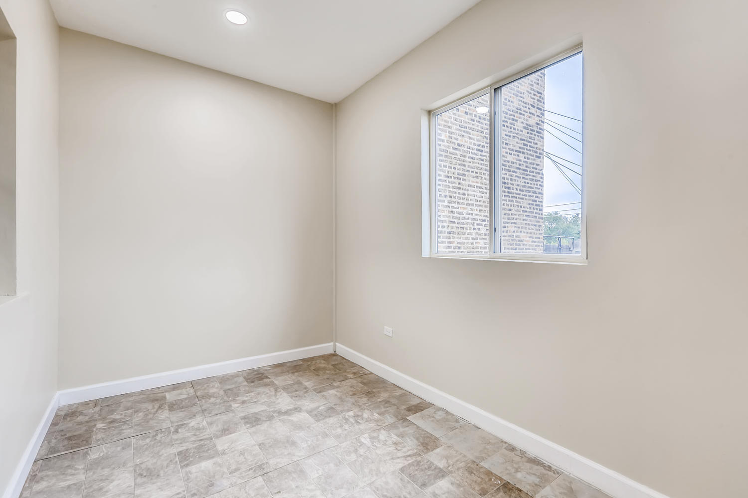 7046 North Clark Street, Unit 2 Chicago, IL 60626 - Photo 10 of 11 an empty room with a window