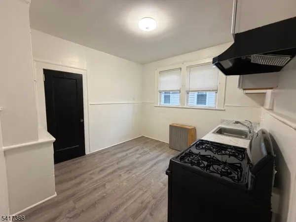 $2,700 | 205 Chancellor Avenue, Unit 1, Newark, NJ 07112