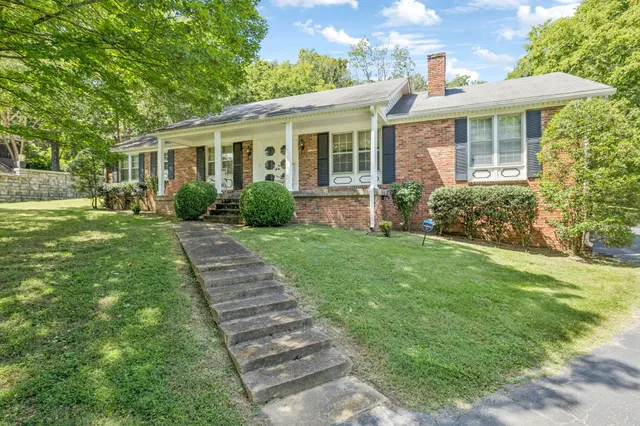 a view of a house that has a yard