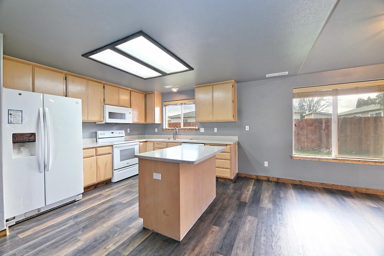 436 Mace Road Medford, OR 97501 - Photo 6 of 26 DSC_6410